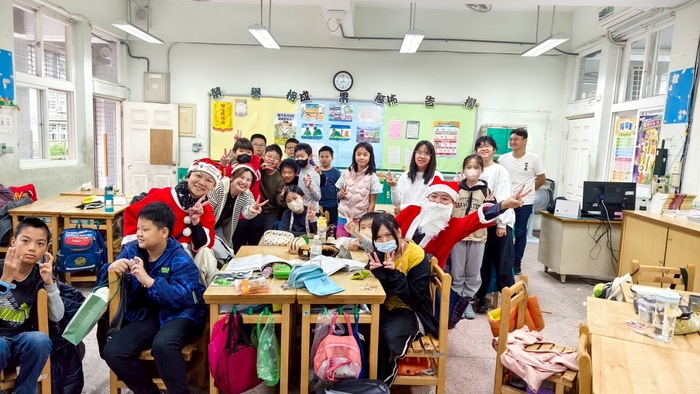 114年聖誕節家長會發放禮物圖片
