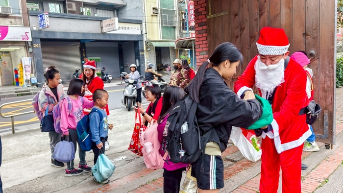 114年聖誕節家長會發放禮物圖片
