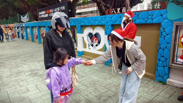 114年聖誕節家長會發放禮物圖片