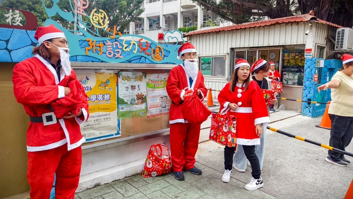 114年聖誕節家長會發放禮物圖片