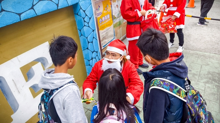 114年聖誕節家長會發放禮物圖片